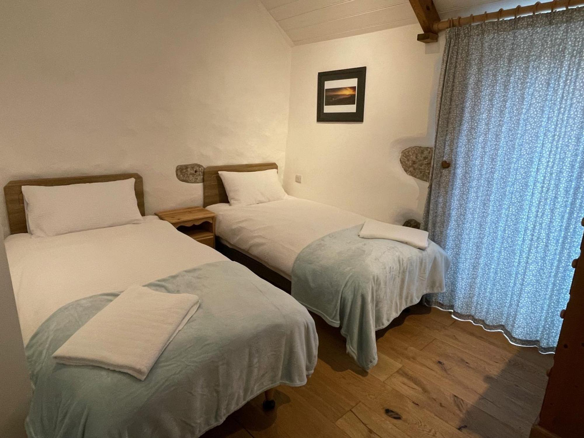 Trengothal Barn Apartment Porthcurno ภายนอก รูปภาพ